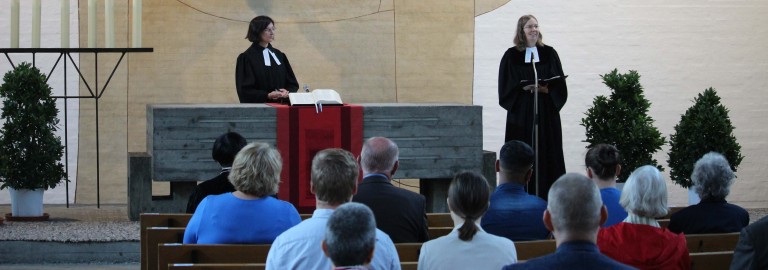 Pfarrerin Briante und Pfarrerin Sebald am Altar von St. Johannes