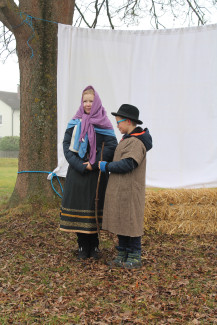 zwei Kinder als Maria und Josef unterwegs