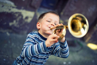 Kind mit Trompete