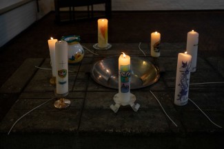 Kerzen, die im Kreis um das Taufbecken der St. Johanneskirche gestellt wurden