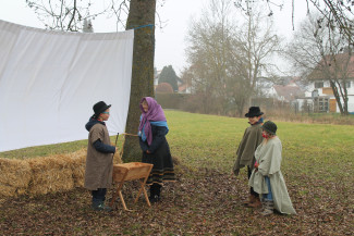 Die Kinder spielen die Hirten an der Krippe