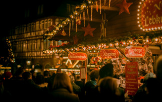 Abendlicher Christkindelmarkt mit dekorierten Buden
