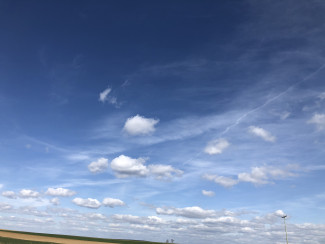 Blauer Himmel mit weißen Wolken