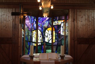 Der Altarraum und das bunte Fenster der Jakobuskirche