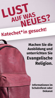 Werbeplakat mit Rucksack Katechet*in gesucht