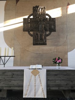 Altar mit weißem Parament St. Johannes