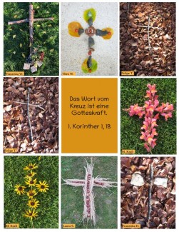 Verschiedene Kreuze aus Materialien in der Natur gelegt