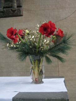 Blumenschmuck auf dem Altar von St. Johannes